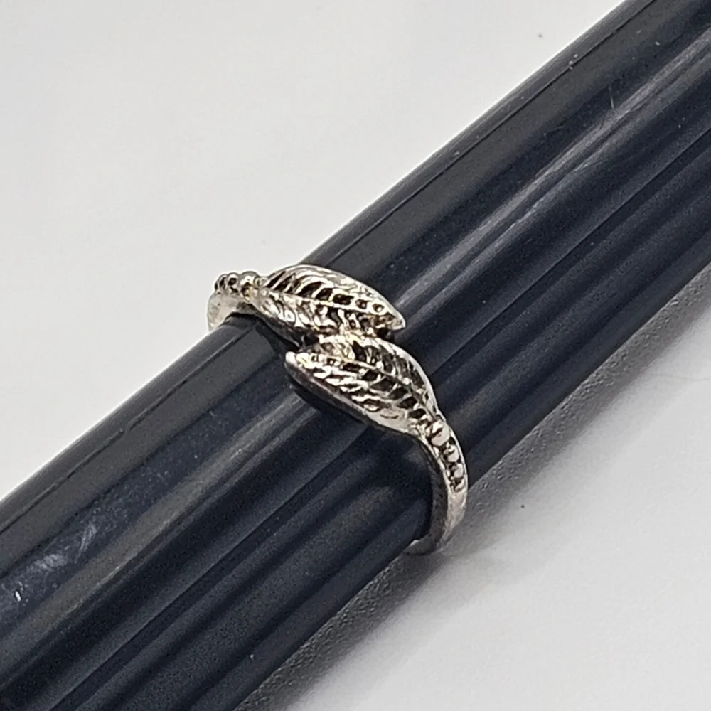 Silver-Toned Double Leaf Ring (Size 4.25)